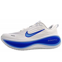 NIKE - Vomero Plus - Sportschuh - weiß/blau 106