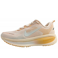 NIKE - Vomero 18 - Sportschuh - Apricot 800